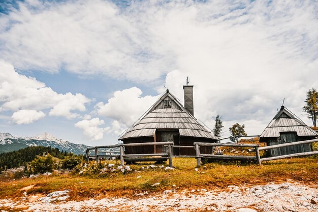 Zdjęcie chata górska lub dom na wzgórzu velika planina alpejski krajobraz łąki rolnictwo ekologiczne cel podróży dla rodzinnych wędrówek alpy kamnickie słowenia wielki płaskowyż