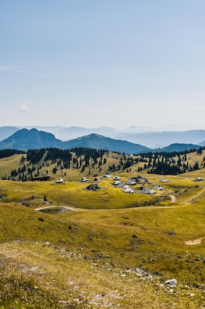 Chata górska lub dom na wzgórzu Velika Planina alpejski krajobraz łąki Rolnictwo ekologiczne Cel podróży dla rodzinnych wędrówek Alpy Kamnickie Słowenia Wielki Płaskowyż