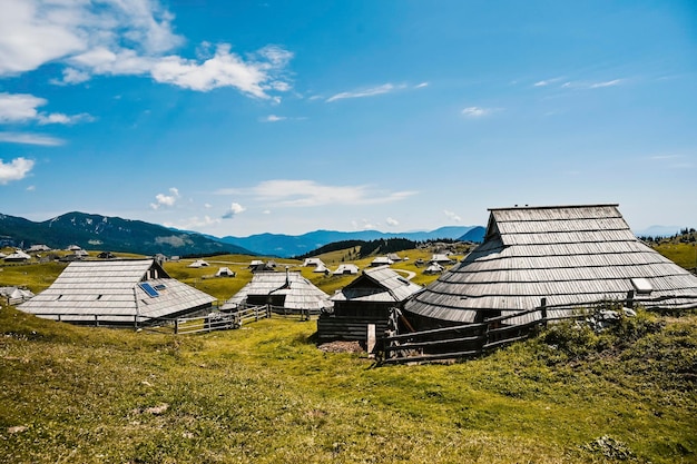 Chata górska lub dom na wzgórzu Velika Planina alpejski krajobraz łąki Rolnictwo ekologiczne Cel podróży dla rodzinnych wędrówek Alpy Kamnickie Słowenia Wielki Płaskowyż