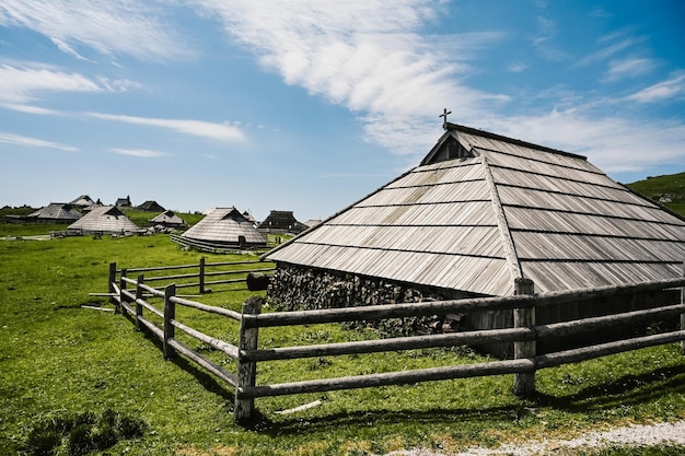 Chata górska lub dom na wzgórzu Velika Planina alpejski krajobraz łąki Rolnictwo ekologiczne Cel podróży dla rodzinnych wędrówek Alpy Kamnickie Słowenia Wielki Płaskowyż