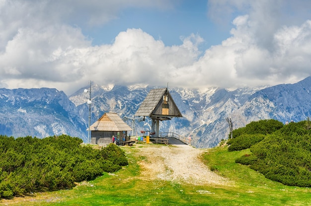 Chata górska lub dom na zielonym wzgórzu. Krajobraz alpejski łąka. Alpy, Słowenia. Wakacje