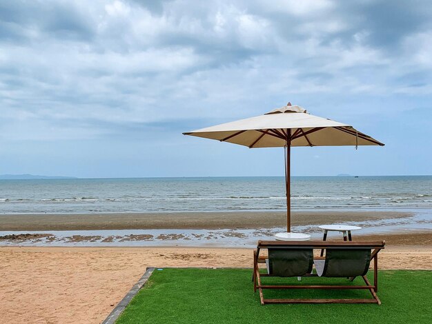 Zdjęcie chata ratownicza na plaży na tle nieba