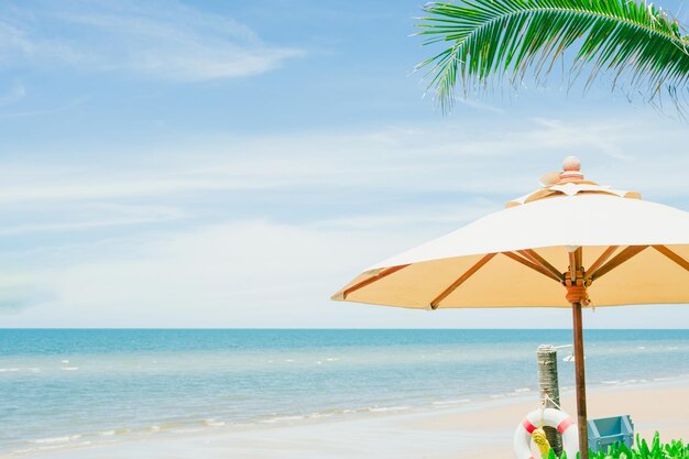 Zdjęcie chata ratownicza na plaży na tle nieba