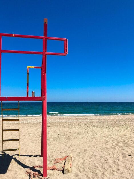 Zdjęcie chata ratownika na plaży na tle jasnego niebieskiego nieba