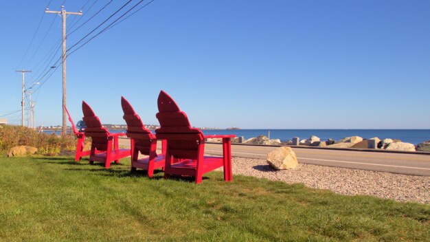 Zdjęcie chata ratownika na plaży na tle jasnego niebieskiego nieba