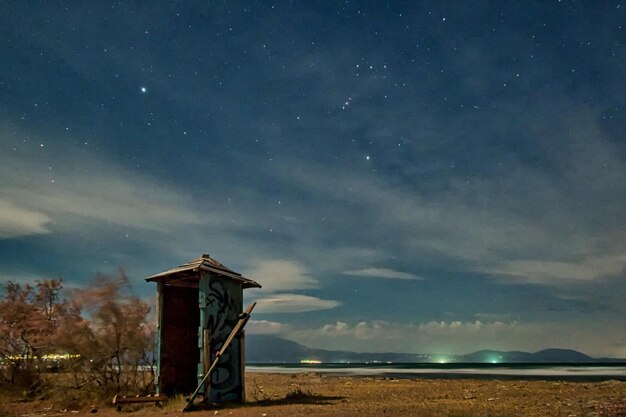 Zdjęcie chata ratownika na plaży przeciwko nocnemu niebu