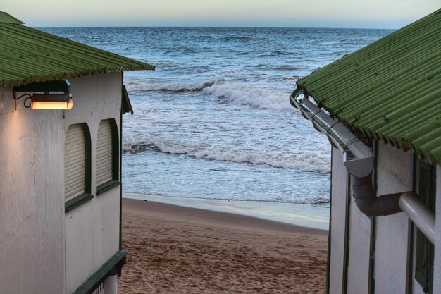 Zdjęcie chata ratowników na plaży na tle nieba