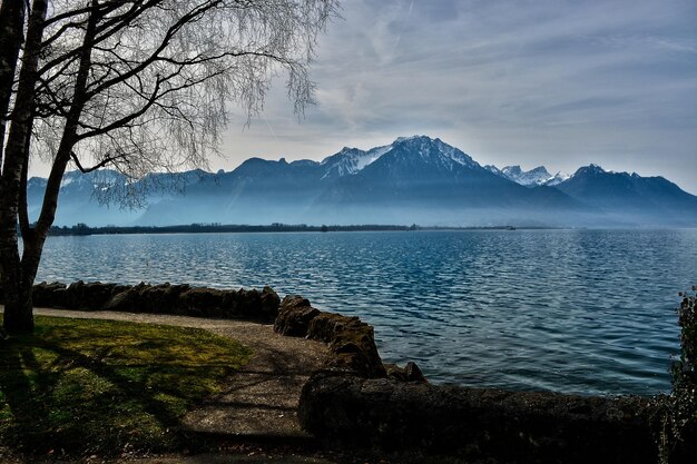 Chateau montreux w Szwajcarii malowniczy widok na jezioro przez góry na tle nieba