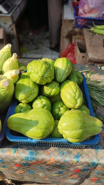 Zdjęcie chayote squash wystawiony na sprzedaż na lokalnym targu rolniczym