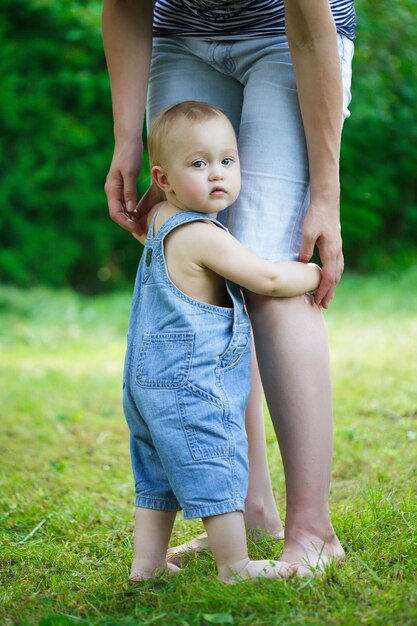 Chcę być z mamą. Maluch chce w rękach mamy