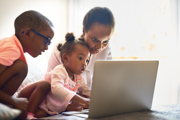 Chce dotykać WSZYSTKICH przycisków Przycięte zdjęcie czułej młodej rodziny korzystającej razem z laptopa w domu