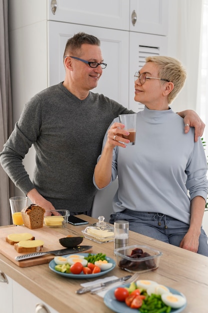 Cheefrul Starsza Rodzina Para Je Obiad W Domu Przytulając Się I Patrzy Na Siebie Kochają Famaly