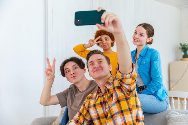 Cheers funky nastrój szczęśliwa grupa przyjaciół robi selfie mężczyzna robi zdjęcie przyjaciół na imprezie grupy