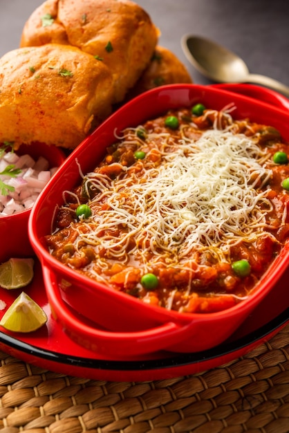 Cheese Pav Bhaji Recipe to przepis na uliczne jedzenie Bhajipav z dodatkiem sera