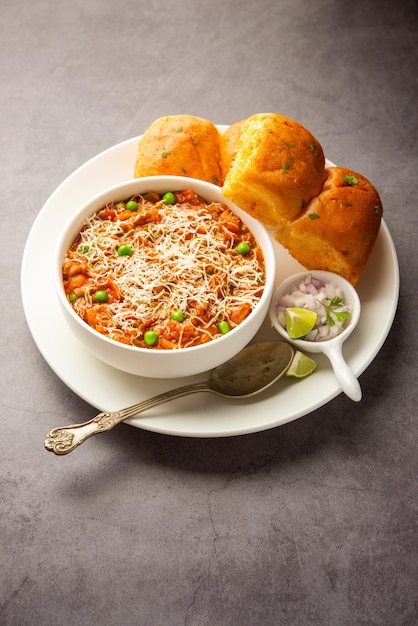 Cheese Pav Bhaji Recipe to przepis na uliczne jedzenie Bhajipav z dodatkiem sera