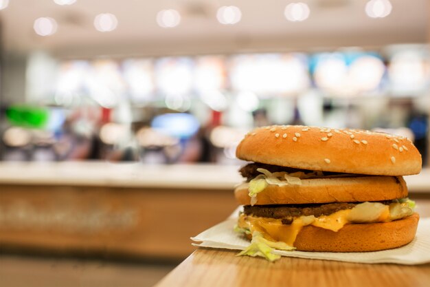 Zdjęcie cheeseburger na stole restauracji fast food