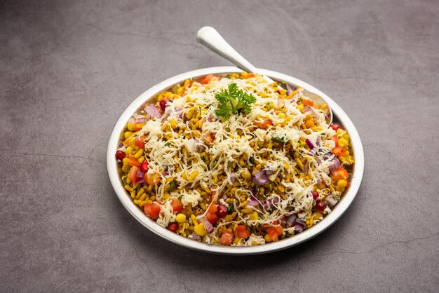 Zdjęcie cheesy bhel lub cheese bhelpuri to popularna indyjska przekąska przy drodze