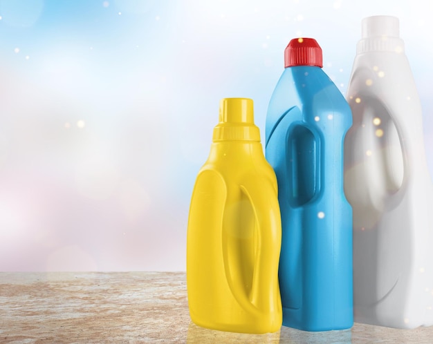 Chemiczne środki czyszczące na rozmytym tle