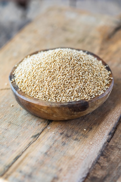 Chenopodium quinoa - Organiczne nasiona komosy ryżowej w drewnianej misce