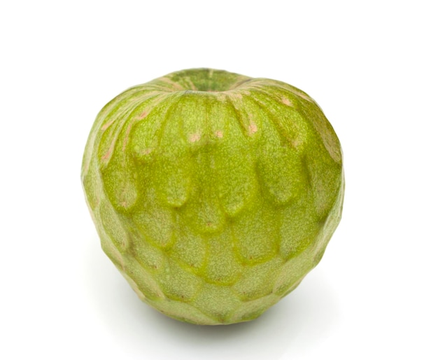 Cherimoya na białym tle