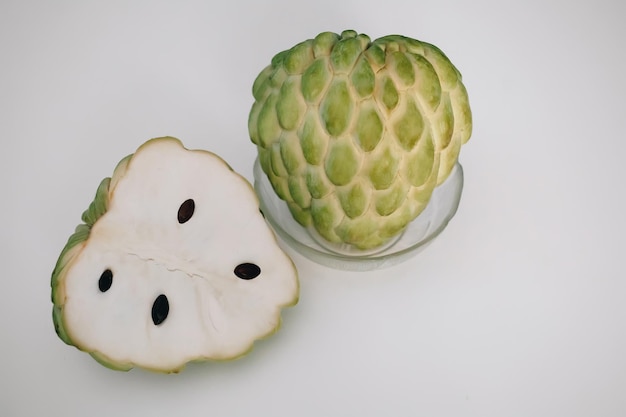 Cherimoya Sugar Apple eshta owoce pokrojone z czarnymi nasionami egzotyczne słodkie jedzenie w Egipcie