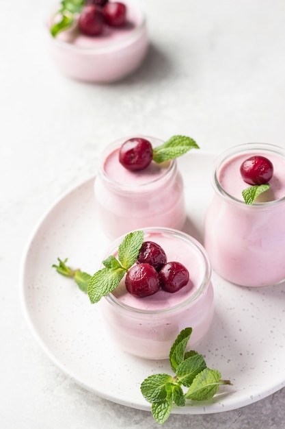 Cherry Panna Cotta ze świeżymi wiśniami i miętą w słoikach