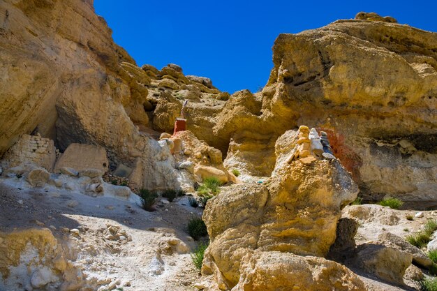 Chhoser Jhong aka Sky Cave to sztuczna jaskinia na pustyni Upper Mustang w Nepalu