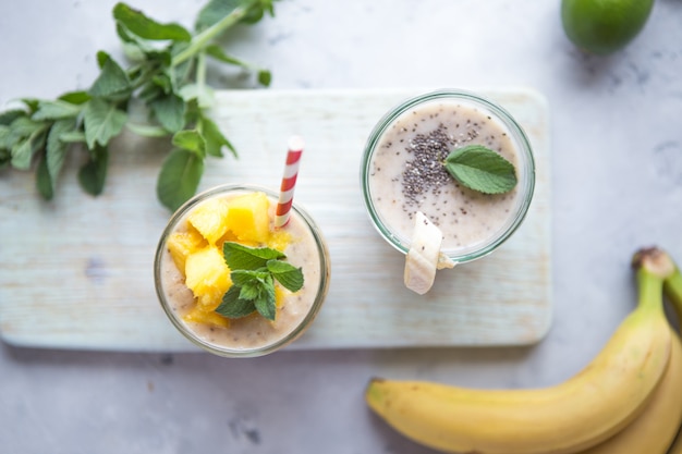 Chia budyń mango w szklanym słoju mango, banan, mięta na białym tle