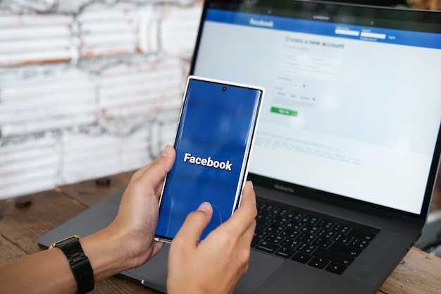 Chiang Mai, Tajlandia. 06 czerwca 2021. Kobieta trzyma na ekranie smartfona z aplikacją facebook. Facebook to aplikacja do udostępniania zdjęć na smartfony.