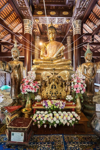 Chiang Mai, Tajlandia - 08 listopada 2014: Wnętrze świątyni Wat Lok Molee.