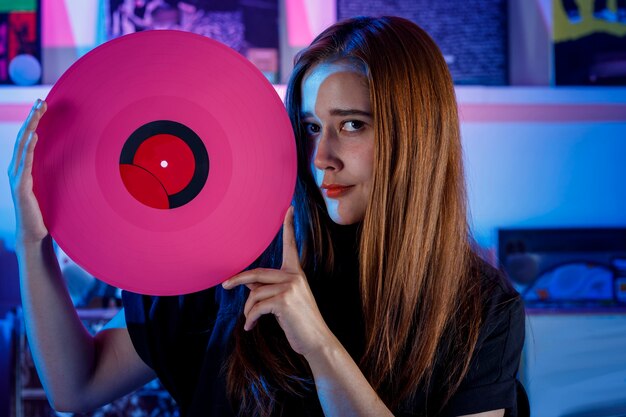 Chica Latina Sosteniendo Un Disco De Vinilo En Sus Manos Concepto De Chica Dj En Tienda De Discos