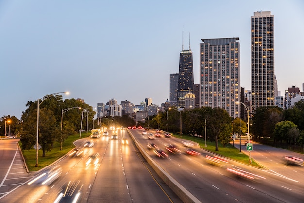 Chicago, ruch na autostradzie z drapaczami chmur w mieście