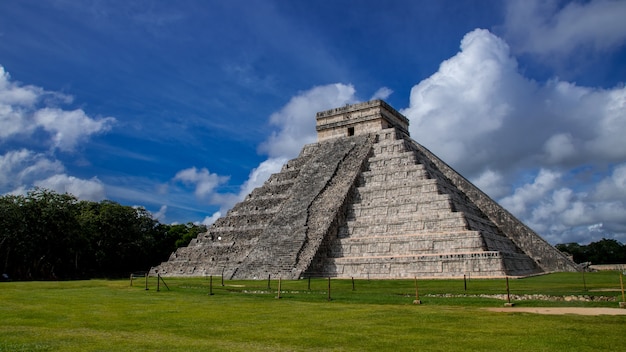 Chichen Itza w czyste niebo