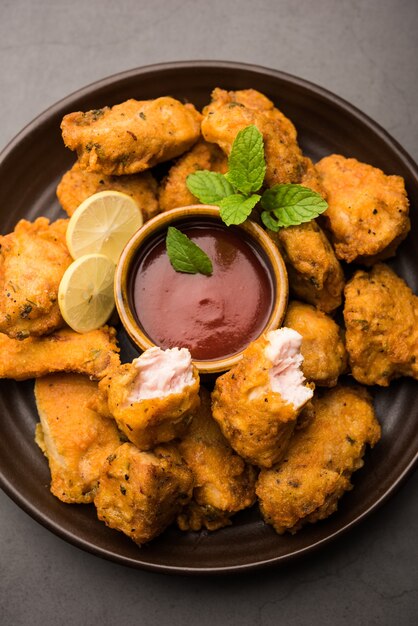 Chicken Pakora lub pakoda lub placki to popularna indyjska przekąska, w której kawałki kurczaka bez kości są marynowane, a następnie pokrywane mieszanką besan, mąki ryżowej, mąki kukurydzianej i jajka