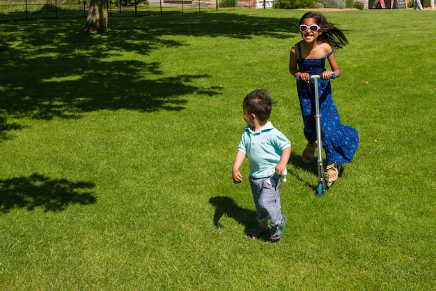 Childrem na trawiastym polu w parku