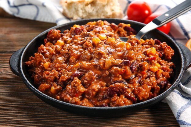 Chili con carne na patelni na stole