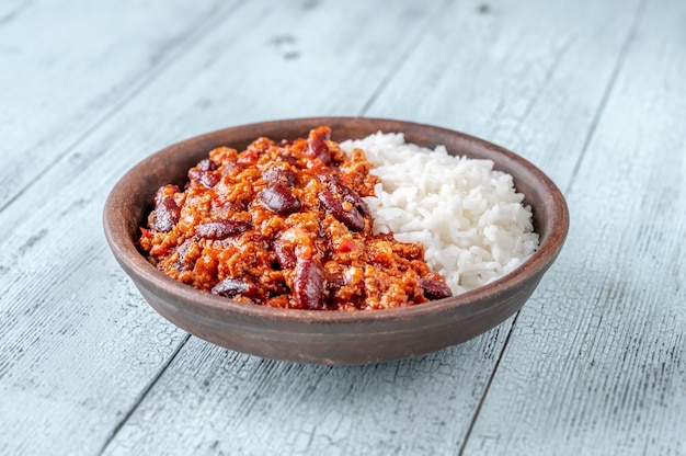 Chili Con Carne Podawane Z Białym Ryżem Długoziarnistym