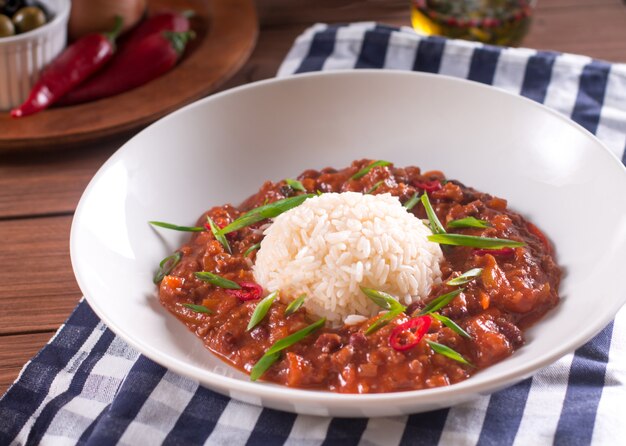 Zdjęcie chili con carne w białym talerzu.