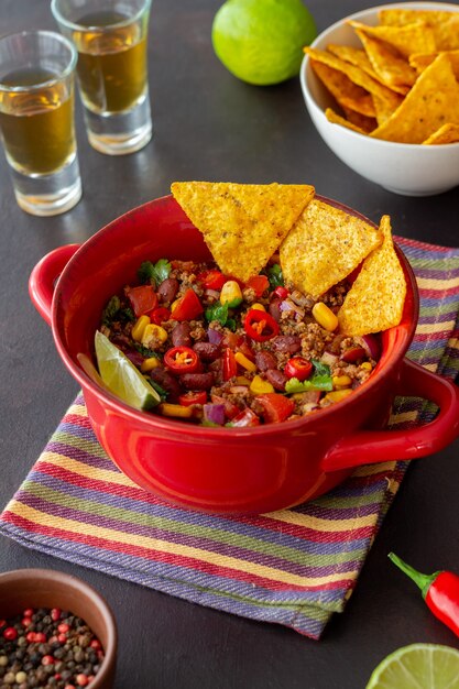 Chili con carne z frytkami nachos. Meksykańskie jedzenie. Kuchnia narodowa.