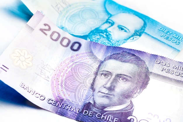 Chilijskie Banknoty Peso Na Białym Tle Dla Chilijskich Koncepcji Gospodarki I Finansów