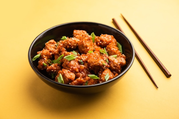Chilli Chicken to słodka, pikantna i chrupiąca przystawka, najpopularniejsza w kuchni indochińskiej, podawana na talerzu