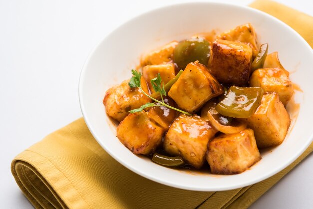 Chilli Paneer Lub Pikantny Twarożek, Podawany W Białej Potrawie Z Papryką I Cebulą, Ulubiona Indyjska Przystawka, Selektywne Focus