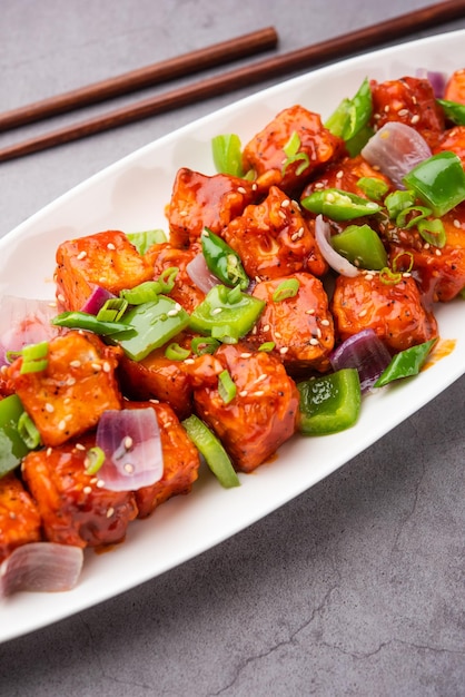 Chilli paneer suche jest wykonane z twarogu, chińskiej kuchni indyjskiej