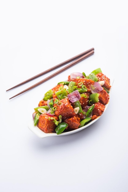 Chilli paneer suche jest wykonane z twarogu, chińskiej kuchni indyjskiej