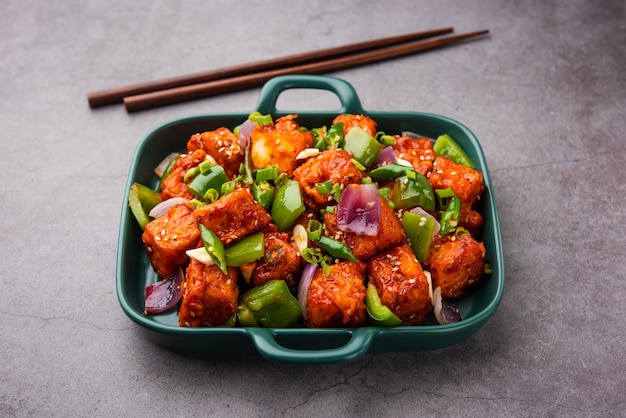 Chilli paneer suche jest wykonane z twarogu, chińskiej kuchni indyjskiej