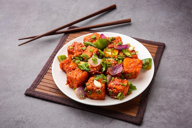 Chilli paneer suche jest wykonane z twarogu, chińskiej kuchni indyjskiej