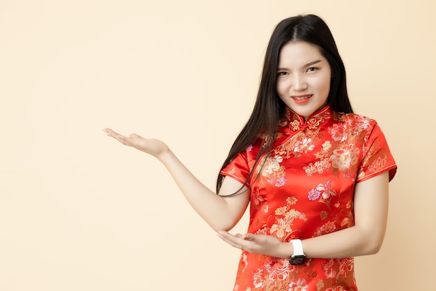 Chinka Prezentująca Produkt Ubiera Tradycyjną Sukienkę Qipao.