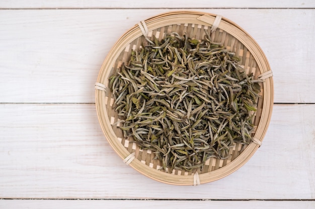 Chińska biała herbata srebrna Bud na bambusowym naczyniu