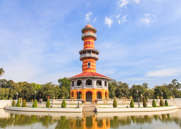 Chińska Buddha świątynia w pogodnym niebieskie niebo dniu