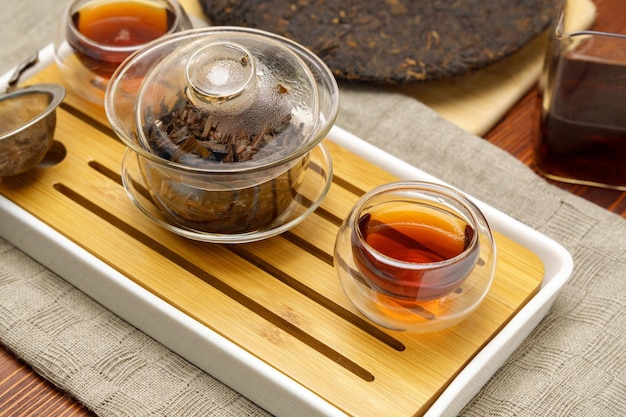 Chińska ceremonia herbaty wyciśnięta pu erh drewniany stół poranna energia selektywne skupienie